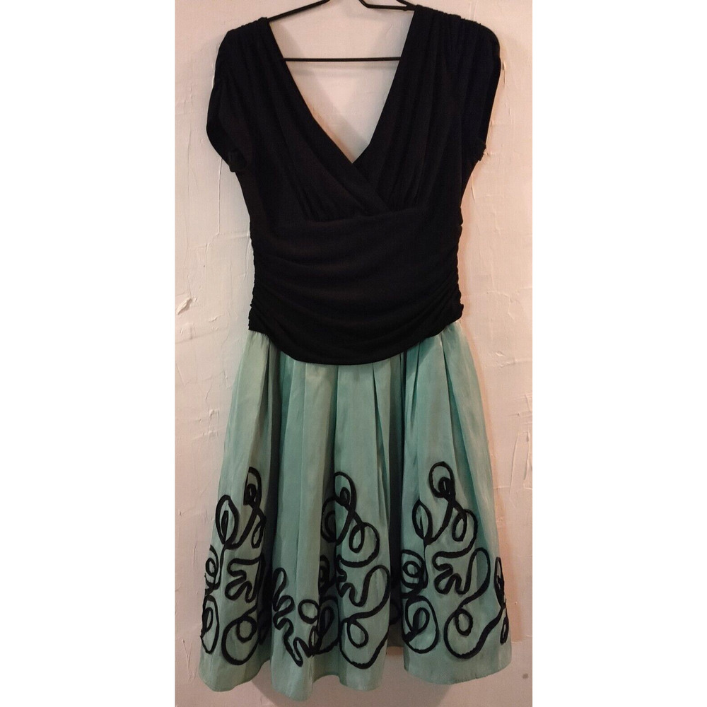 S.L. Fashions Black Minty Green V Neck SZ. 12 - Gown Rutching Midrif Bottom Prom